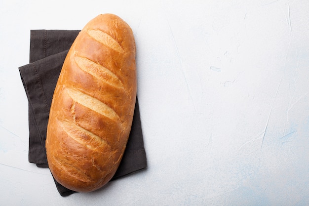 Frisches Brot auf Steintisch.