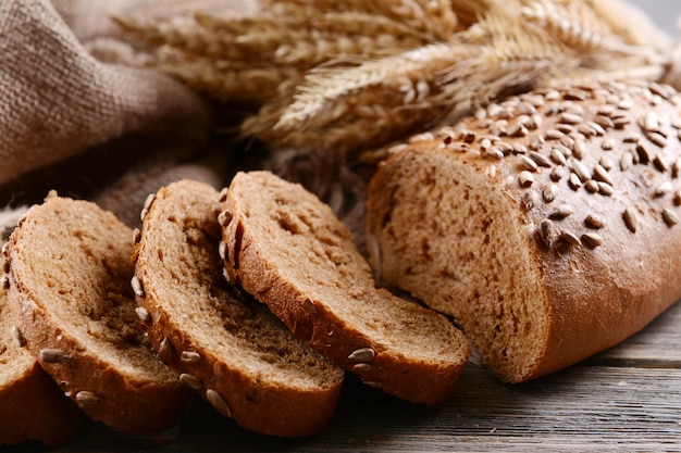 Frisches Brot auf Tisch Nahaufnahme