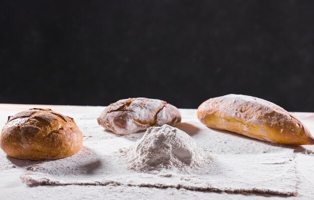 Frisches Brot auf Tischnahaufnahme in Mehlplacer. Frisches Brot auf dem Küchentisch. Die gesunde Ernährung