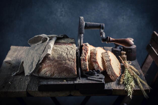 Foto frisches brot im dunklen raum