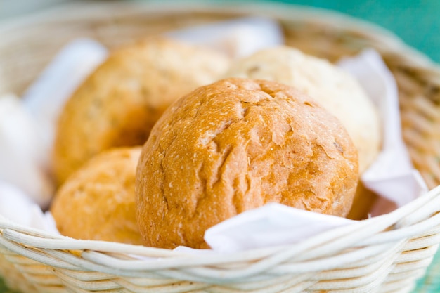 Frisches Brot im Korb.