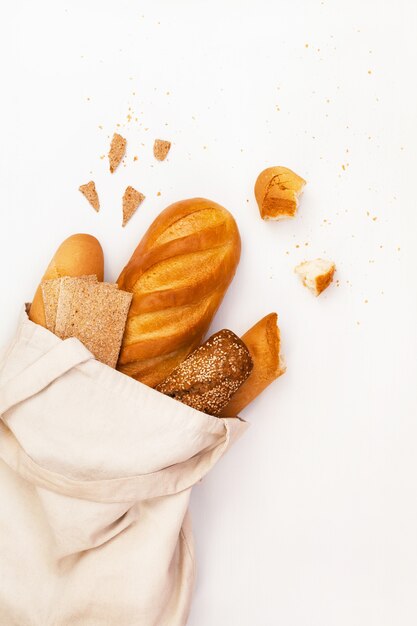 Frisches Brot in einer Öko-Tasche