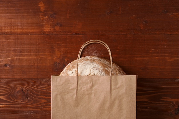 Frisches Brot in einer Papiertüte. kleines Bäckereikonzept mit glutenfreiem aromatisiertem Brot