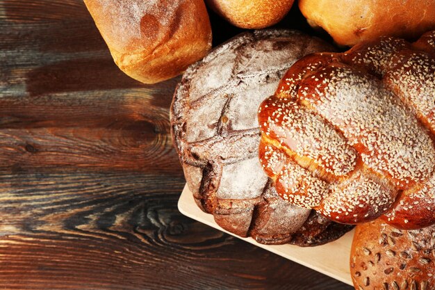 Frisches Brot mit Brötchen auf Holztisch aus nächster Nähe