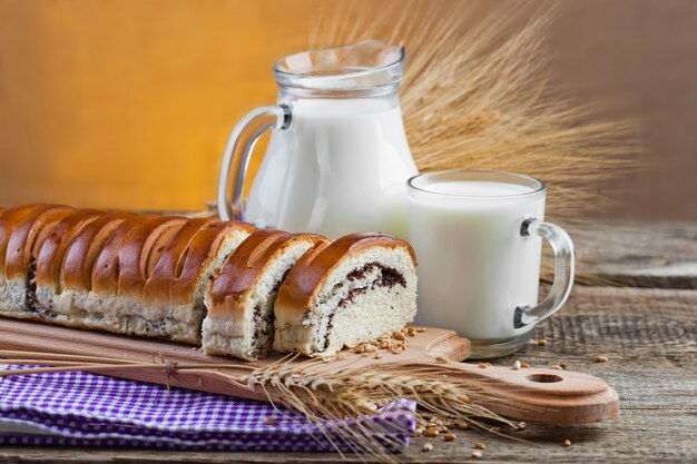 Frisches Brot mit Milch auf einem alten Hintergrund