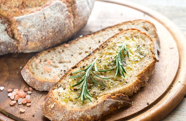 Frisches Brot mit Olivenöl und Kräutern