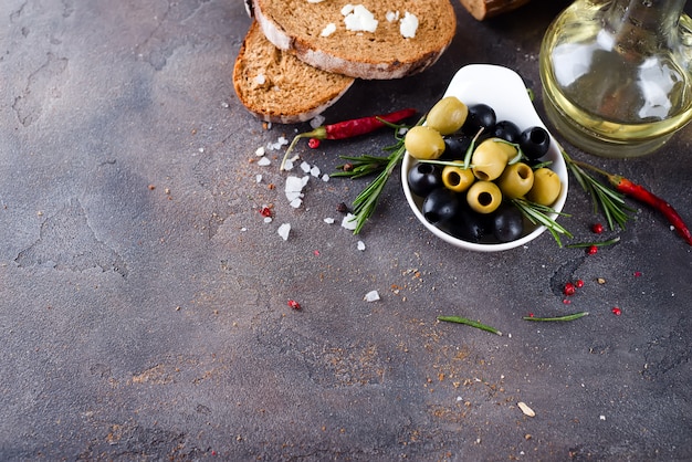 Foto frisches brot mit olivenöl und oliven