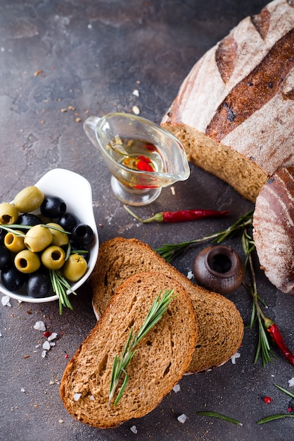 Frisches Brot mit Olivenöl und Oliven