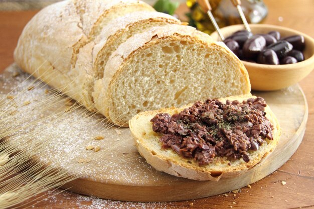 Frisches Brot mit Oliventapenade