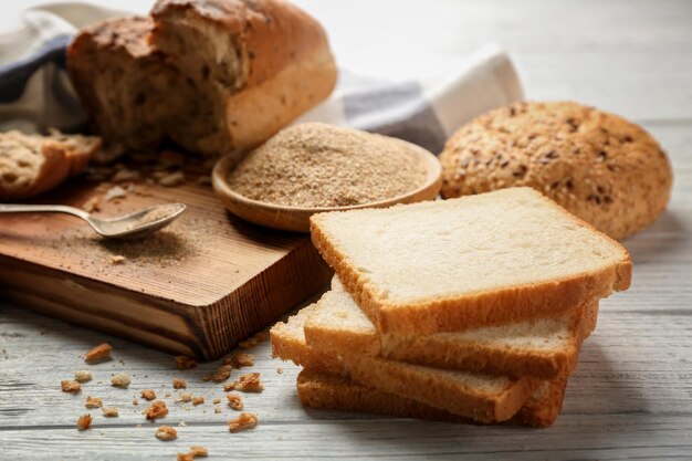 Frisches Brot Toast auf Holztisch Nahaufnahme