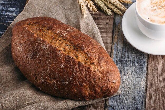 frisches Brot und Kaffee auf Holzuntergrund