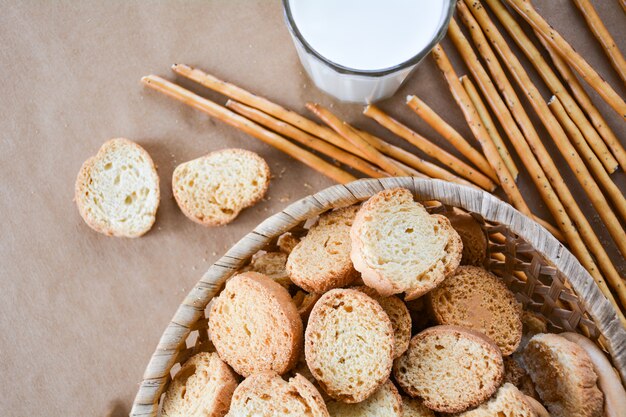 Frisches Brot und Milch zum Essen