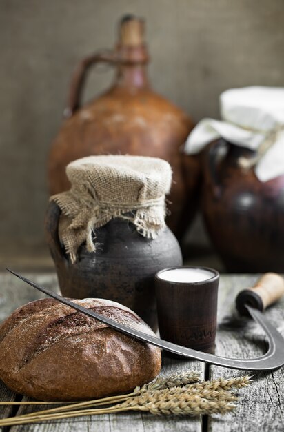 frisches Brot und Weizen auf dem Holz