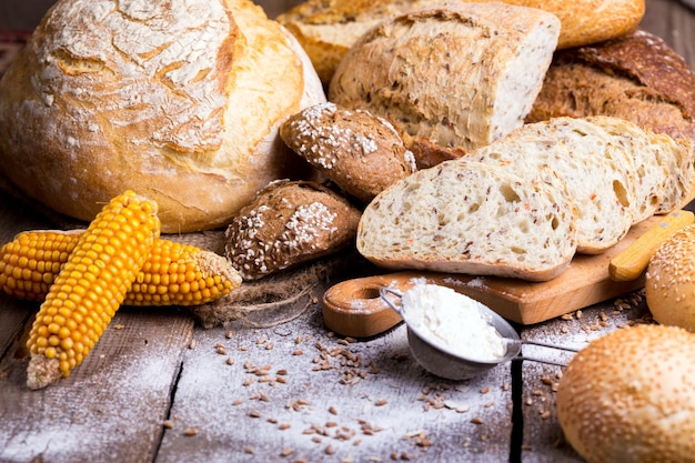 frisches Brot und Weizen auf dem Holz