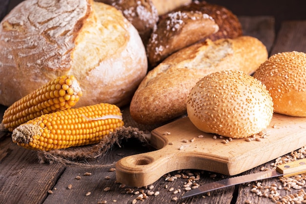 frisches Brot und Weizen auf dem Holz