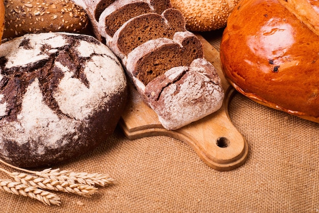 frisches Brot und Weizen auf dem Sackleinen