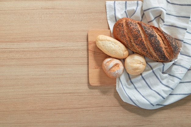 frisches Brot und Weizen