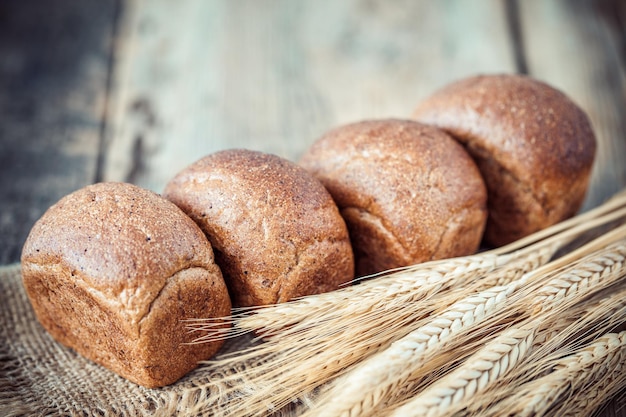 frisches Brot und Weizenähren