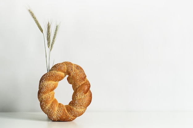 Frisches Brotlaib auf weißem Tisch Gebackenes Brot und Ähren-Stillleben