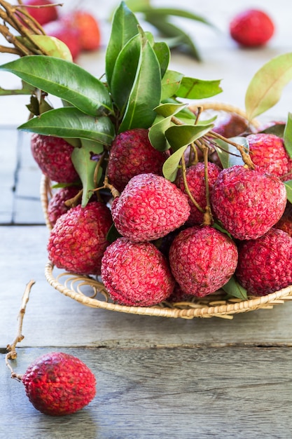 Foto frisches bündel lychee in einem bambuskorb