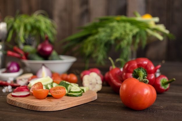 Frisches buntes Gemüse von einem Gemüsegarten auf einem dunklen hölzernen Hintergrund