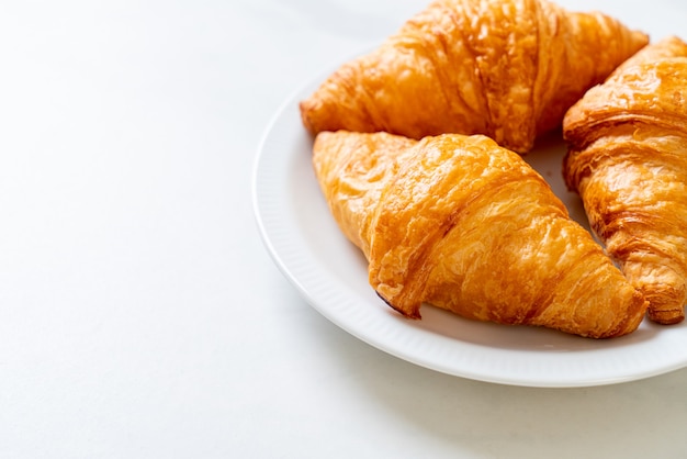 frisches Buttercroissant auf Teller