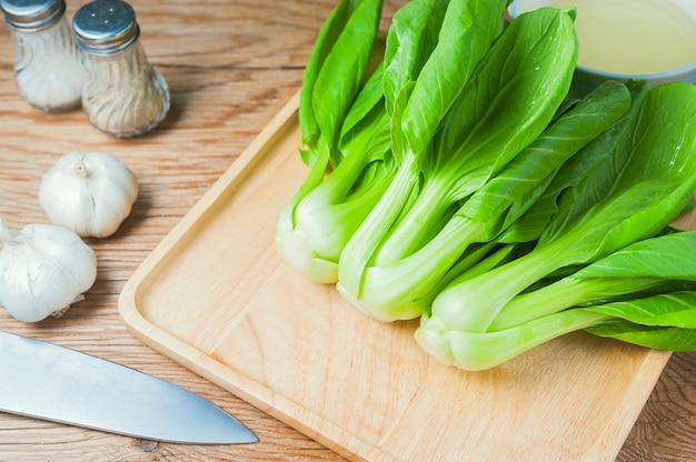 Frisches Chinakohl- oder Bok Choy-Gemüse auf Holztischhintergrund.