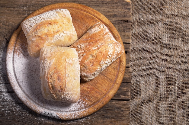 Frisches Ciabatta-Brot auf Schneidebrett, Ansicht von oben