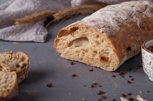 Frisches Ciabatta-Brot mit Zutaten.