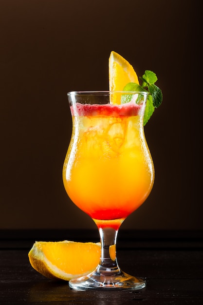 Frisches Cocktail mit Orange