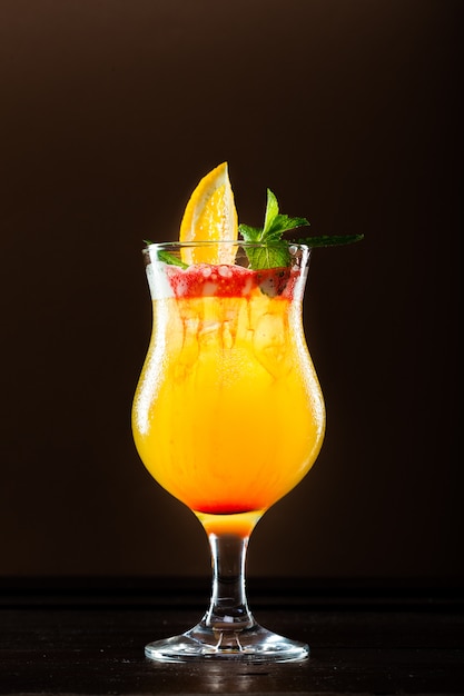 Frisches Cocktail mit Orange