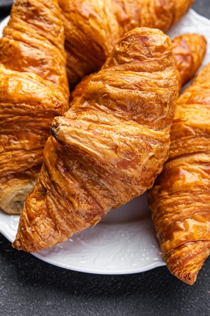 Frisches Croissant Gebäck Essen Snack auf dem Tisch Kopie Raum Essen Hintergrund rustikale Draufsicht