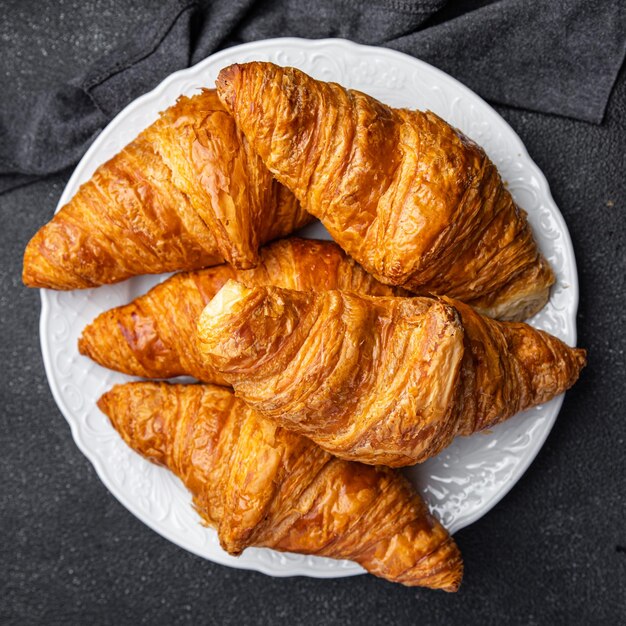 Frisches Croissant Gebäck Essen Snack auf dem Tisch Kopie Raum Essen Hintergrund rustikale Draufsicht