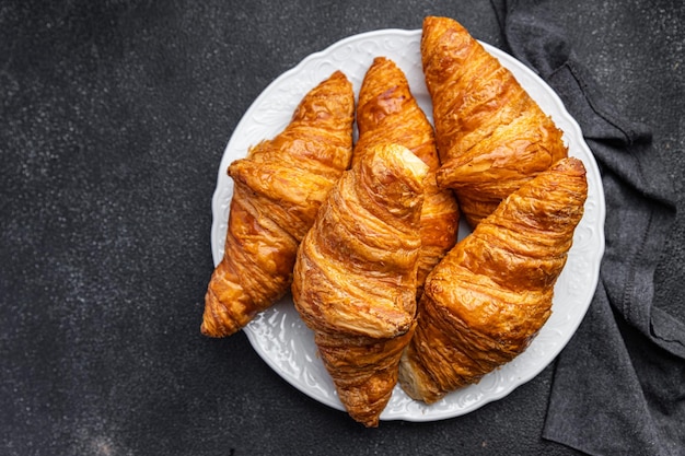 frisches Croissant heißes Gebäck französische Küche gesunde Mahlzeit Snack auf dem Tisch Kopie Raum Essen