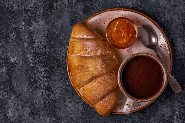 Frisches Croissant im Dunkeln