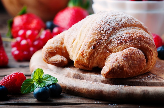 Frisches Croissant mit Beerenmischung