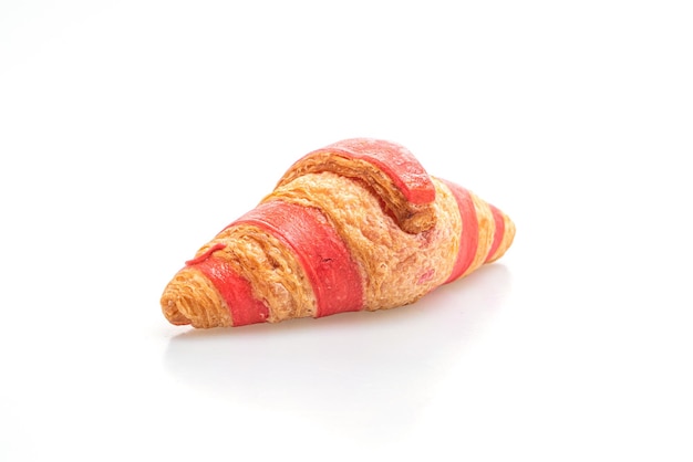 frisches Croissant mit Erdbeermarmelade-Sauce isoliert auf weißem Hintergrund