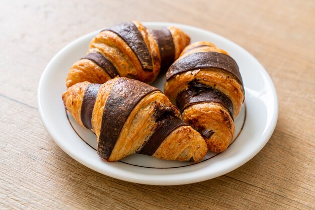 frisches Croissant mit Schokolade auf Teller