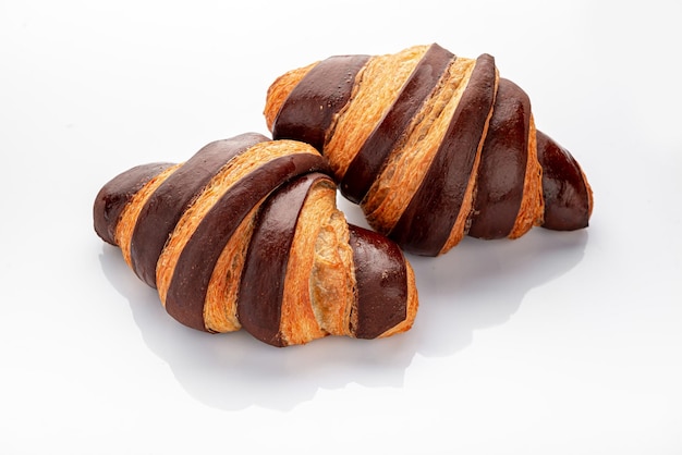 Frisches Croissant mit Schokolade auf weißem Hintergrund