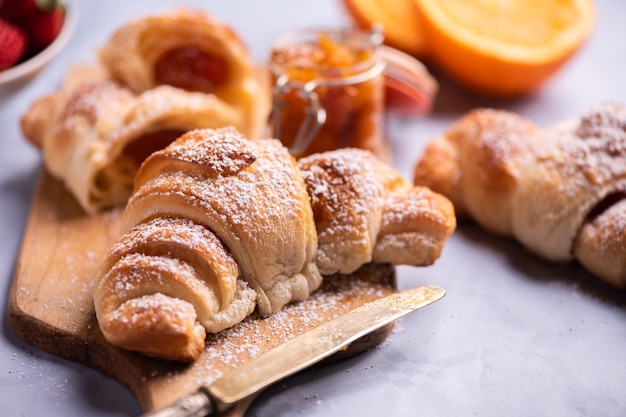 Frisches Croissant serviert auf einem Tisch aus nächster Nähe