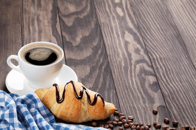 Frisches Croissant und Kaffee