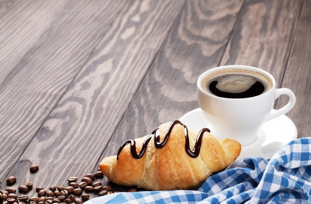 Frisches Croissant und Kaffee