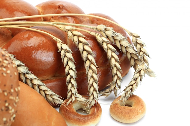 Frisches duftendes gebackenes Brot auf einem alten Hintergrund