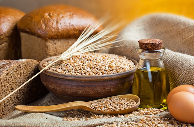 Frisches duftendes gebackenes Brot auf einem alten Hintergrund