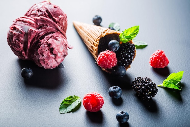 Frisches Eis mit Beerenfrüchten auf Tafel