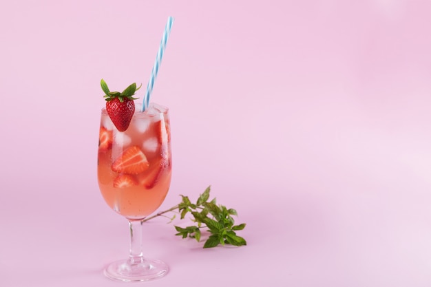 Frisches Erdbeersommercocktail und Eiswürfel