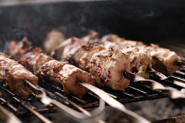 Frisches Fleisch auf einem Stahlspieß in einer Kohlenpfanne