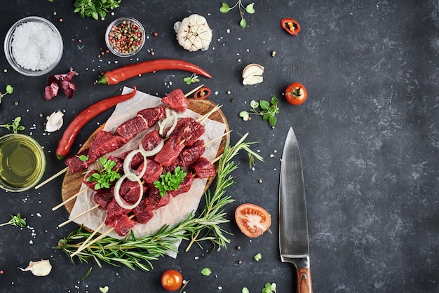 Frisches Fleisch auf einer dunklen Oberfläche