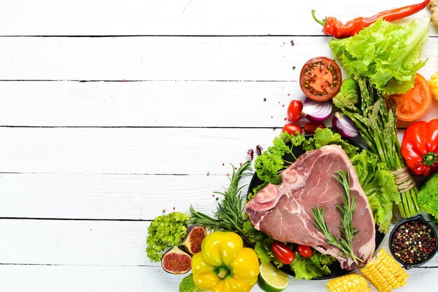 Frisches Fleisch mit Zutaten zum Kochen Gesundes Essen Draufsicht Freier Kopierplatz