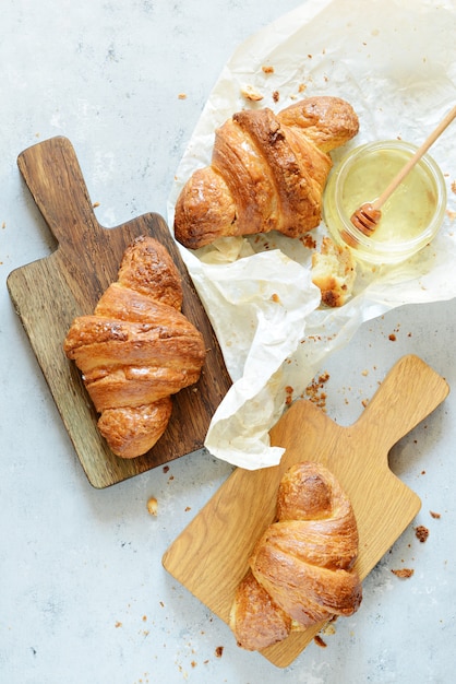 Frisches französisches Croissant mit Honig